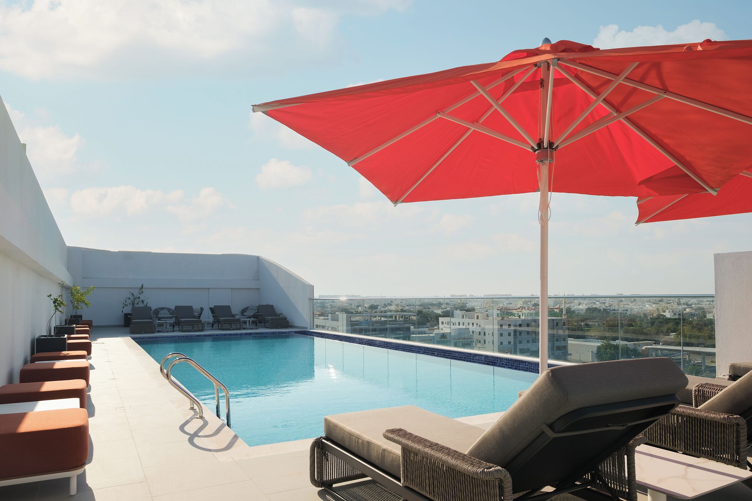 2 udendørs pools, åben fra kl. 07.00 til kl. 19.00, parasoller