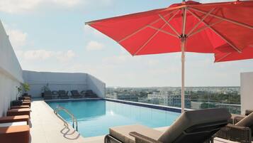 2 udendørs pools, åben fra kl. 07.00 til kl. 19.00, parasoller