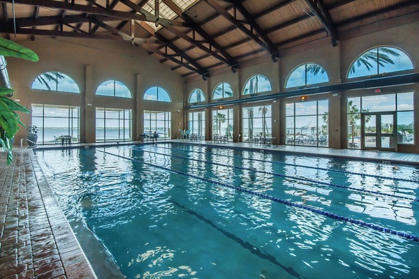 Een binnenzwembad en een buitenzwembad