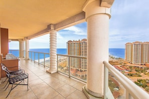 Property grounds - Oceanfront Tower 3 Gulf & Bay View 3-Bedroom 18th Floor Condo in Pensacola Beach (Pensacola Beach)