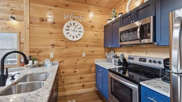 Refrigerador, horno, cafetera/tetera, tostadora