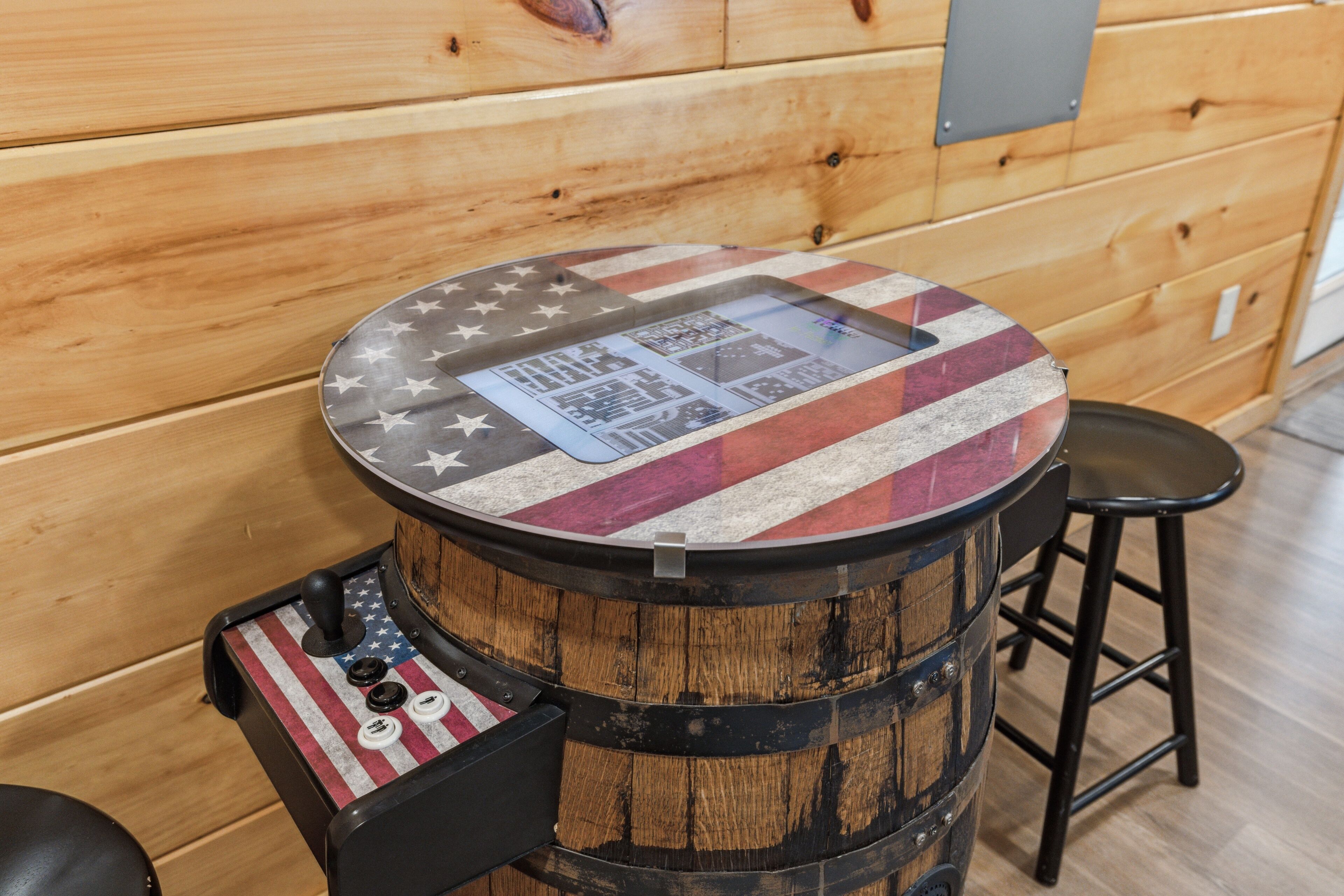 En træfad med et amerikansk flag design øverst, et kontrolpanel med knapper, og en sort skammel.