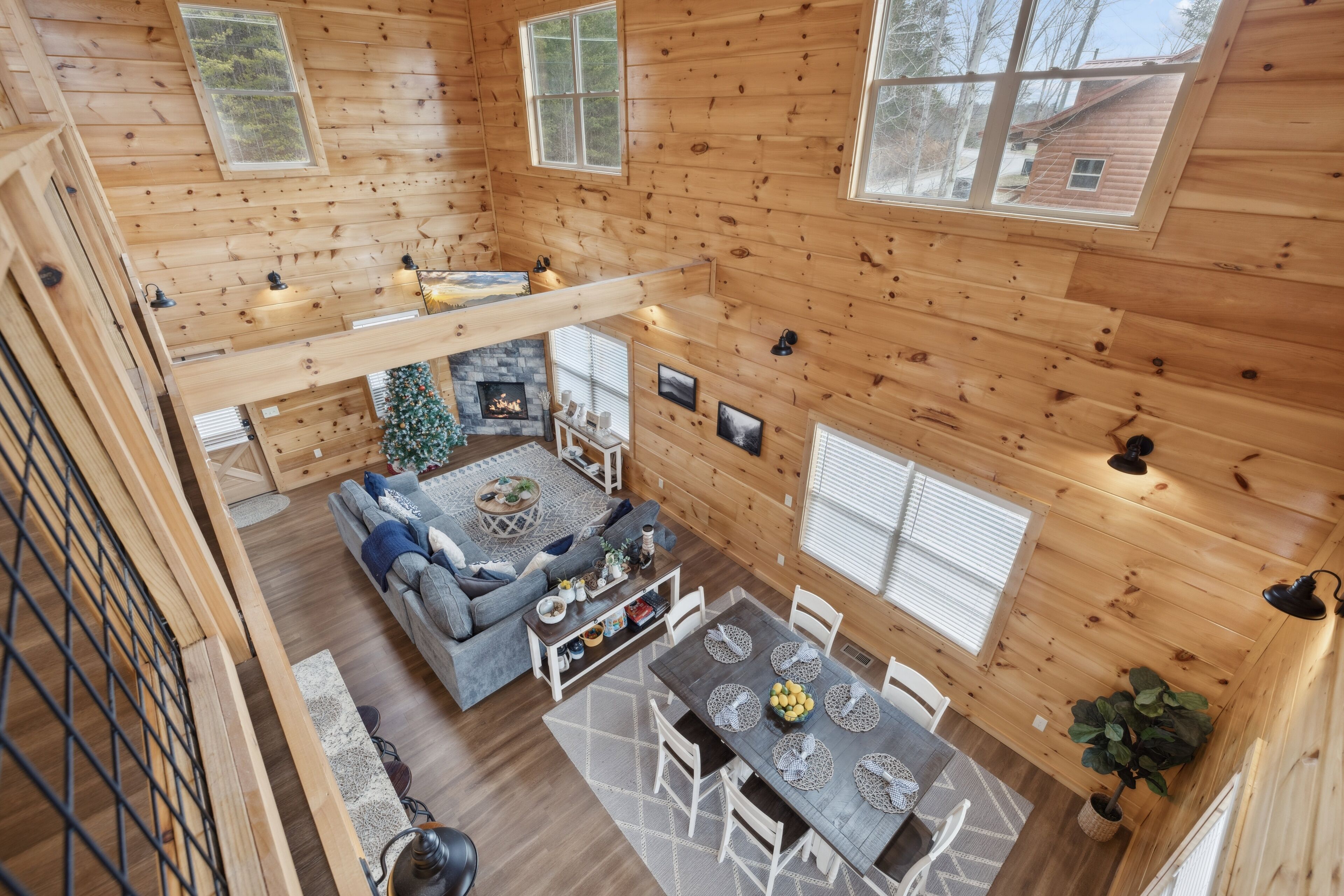 L’intérieur d’une cabane en bois comprend une chambre à coucher située en mezzanine, un coin repas et un salon.