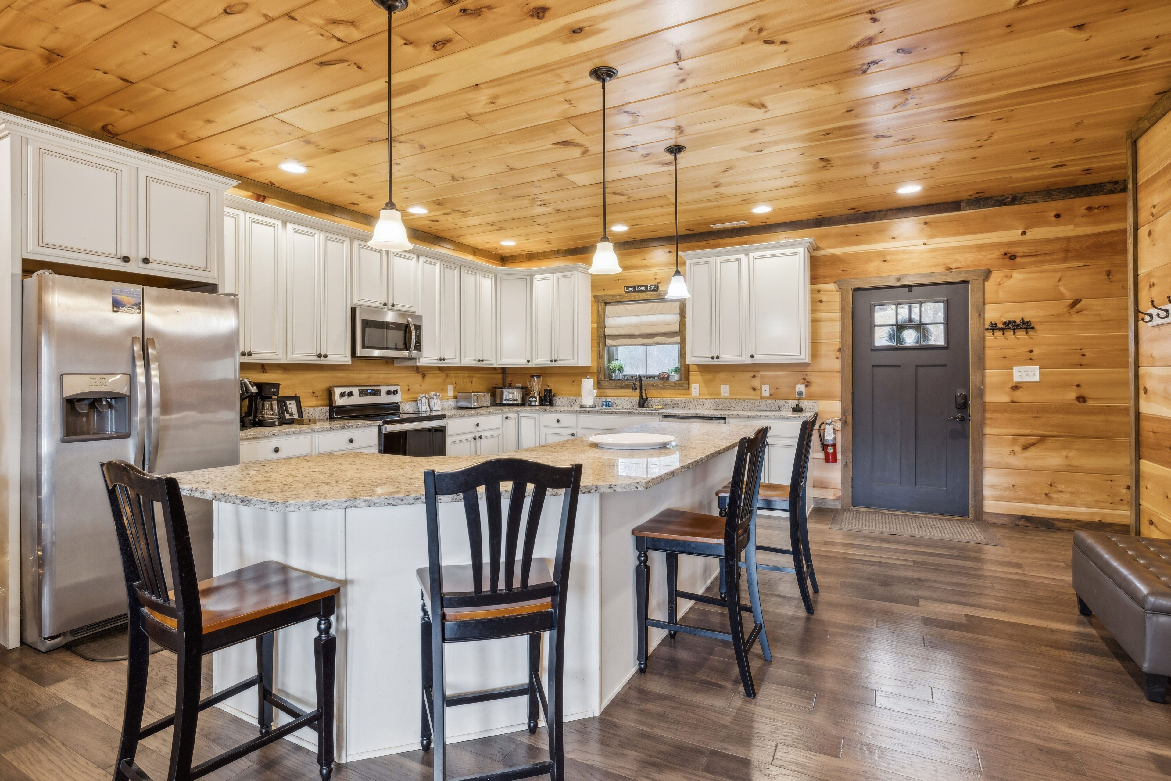 Cabin, 5 Bedrooms | Private kitchen | Fridge, oven, coffee/tea maker, toaster