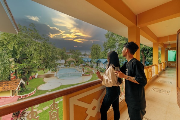 Cottage Classique, vue piscine | Vue depuis le balcon