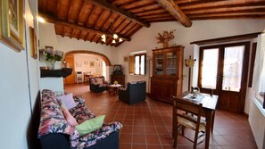 Televisie en een open haard