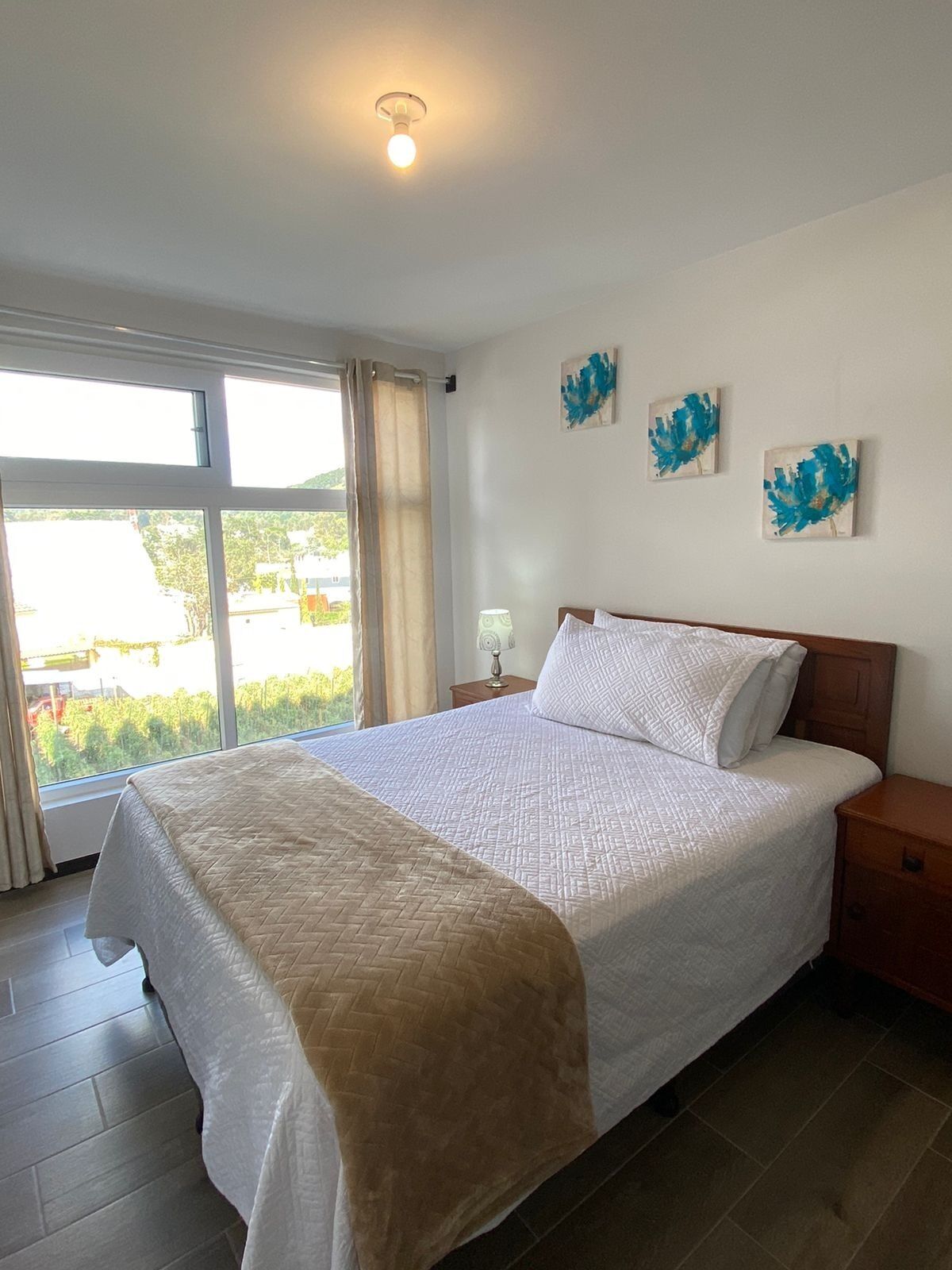 3 habitaciones, tabla de planchar con plancha, wifi y ropa de cama 