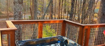 HOT TUB, FIRE PIT, DOGS WELCOME, 3 min from newly opened Chimney Rock. 