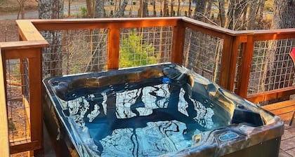 HOT TUB, FIRE PIT, DOGS WELCOME, 3 min from newly opened Chimney Rock.