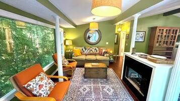 Smart TV, chimenea y estéreo