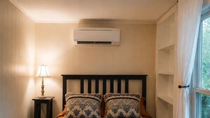 3 bedrooms, WiFi (free), bed sheets - HOT TUB, FIRE PIT, DOGS WELCOME, 2 MINUTES to LAKE LURE BEACH and CHIMNEY ROCK (Lake Lure)
