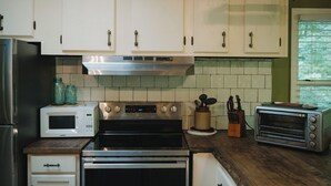 Coffee/tea maker, fridge, microwave, oven - HOT TUB, FIRE PIT, DOGS WELCOME, 2 MINUTES to LAKE LURE BEACH and CHIMNEY ROCK (Lake Lure)