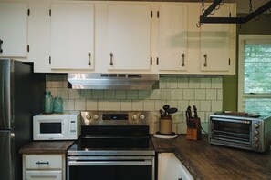 Coffee/tea maker, fridge, microwave, oven - HOT TUB, FIRE PIT, DOGS WELCOME, 2 MINUTES to LAKE LURE BEACH and CHIMNEY ROCK (Lake Lure)