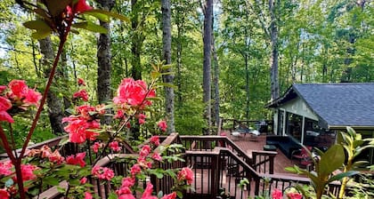 HOT TUB, FIRE PIT, DOGS WELCOME, 2 MINUTES to LAKE LURE BEACH and CHIMNEY ROCK
