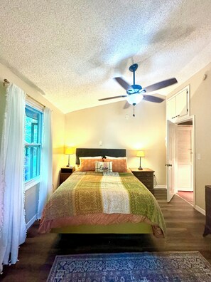 3 bedrooms, free WiFi, bed sheets - HOT TUB, FIRE PIT, DOGS WELCOME, 3 min from newly opened Chimney Rock.  (Lake Lure)