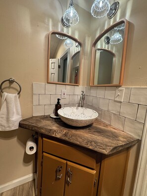 Towels, soap, shampoo, toilet paper - HOT TUB, FIRE PIT, DOGS WELCOME, 3 min from newly opened Chimney Rock.  (Lake Lure)