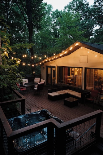 HOT TUB, FIRE PIT, DOGS WELCOME, 2 MINUTES to LAKE LURE BEACH and CHIMNEY ROCK