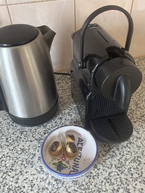 Kaffee und/oder Kaffeemaschine