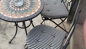 A small outdoor patio with a round table and two chairs. - 5th floor, charming 2-bedroom apartment , Centre of Geneva (Genève)