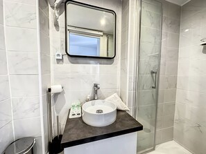 Hårføner, håndklær, såpe og toalettpapir