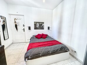 Een strijkplank/strijkijzer, wifi, beddengoed