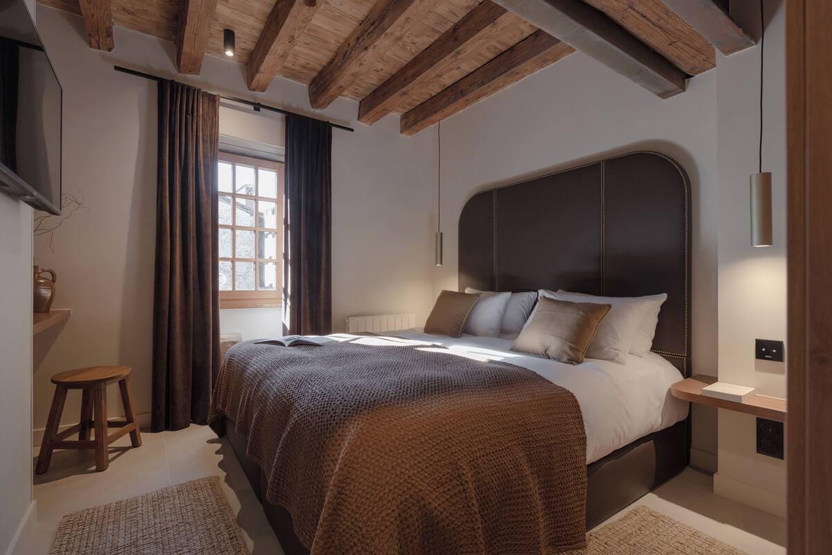 Suite Lys, Grenier à sel de Pérouges | 1 yatak odası, kaliteli yatak takımı, yastık yüzeyli yatak, odada kasa 