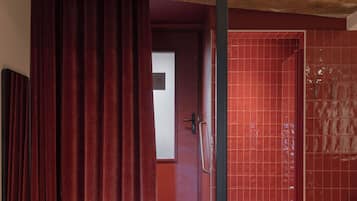 Suite Luxe Duchesse, Grenier à sel de Pérouges | Bathroom | Hair dryer, towels