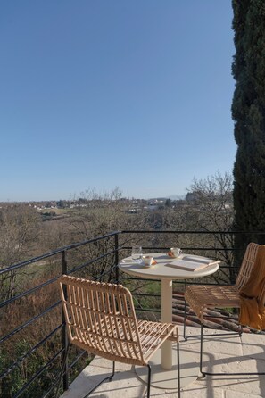 Suite Arabesque, Grenier à sel de Pérouges | Terrace/patio