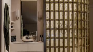 Suite Arabesque, Grenier à sel de Pérouges | Bathroom | Hair dryer, towels