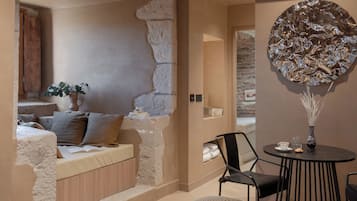 Suite Acanthe, Grenier à sel de Pérouges | 1 bedroom, in-room safe, blackout curtains, iron/ironing board