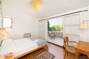 5 عدّة غرف نوم ومكتب ومكواة/لوح كي وسرير سفر