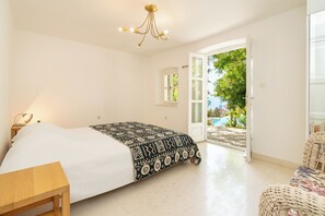 5 bedrooms, desk, iron/ironing board, travel cot