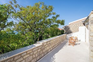 تناول الطعام بالخارج