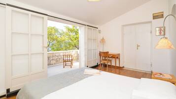 5 bedrooms, desk, iron/ironing board, travel cot