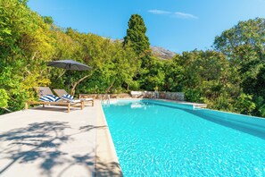 حمّام سباحة خارجي