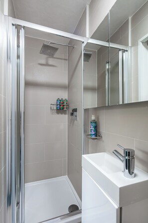 Douche, séchoir à cheveux, serviettes fournies, savon