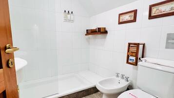 豪華客房 | 浴室 | 淋浴設備、提供毛巾、番梘、洗頭水