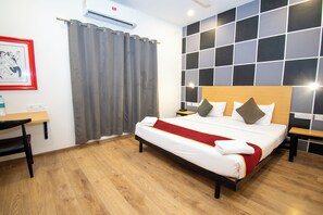 Superior Room | Bathroom | Shower, towels, soap, shampoo - Moonlight Inn (Bengaluru)