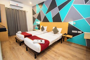 Superior Room | Desk, laptop workspace, free WiFi - Moonlight Inn (Bengaluru)