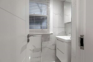 Haartrockner, Handtücher, Seife, Toilettenpapier