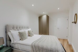 2 bedrooms, iron/ironing board, WiFi, bed sheets - PrimeVisionLiving Spacious 2bed! (London)