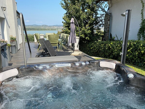 Outdoor spa tub
