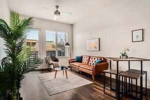 TV, offices - Boulevard Stays Direct Trail Access! Parking, Pool, Gym 01 (RICHARDSON)