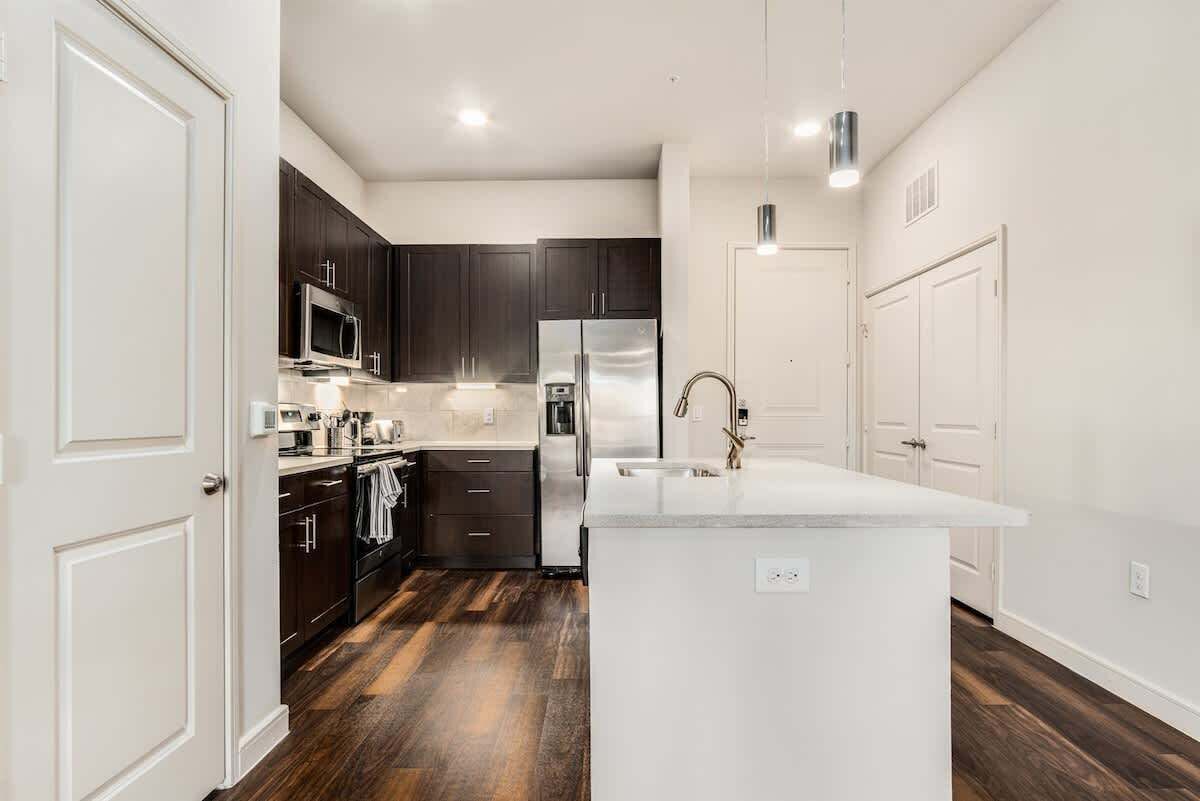 Jääkaappi, mikroaaltouuni, uuni, liesi