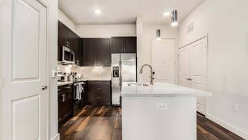 Réfrigérateur, four à micro-ondes, un four, surface de cuisson