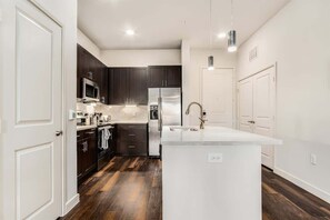 Refrigerador, microondas, horno, placa de cocina