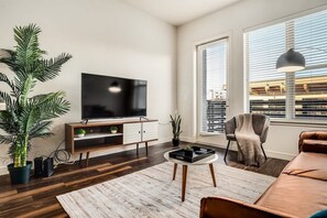 TV, offices - Trail Access, Plus Parking, Pool, and Gym! (RICHARDSON)