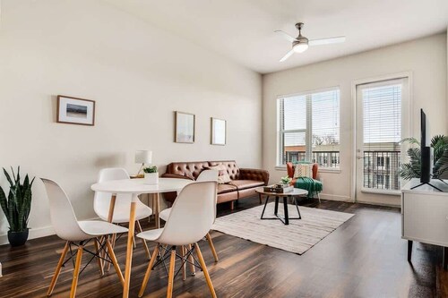 Boulevard Stays Direct Trail Access! Parking, Pool, Gym 04