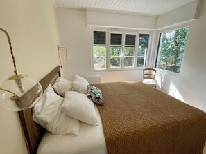 4 bedrooms, iron/ironing board, travel crib, free WiFi