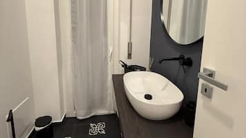 Dusche, Haartrockner, Bidet, Handtücher